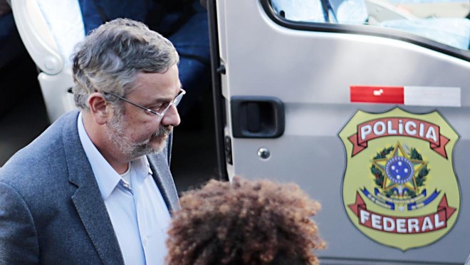 Palocci ao ser preso pela Polícia Federal, em setembro de 2016: ex-ministro vai colaborar com a PF,segundo o jornal “O Globo”. | Albari Rosa/Gazeta do Povo