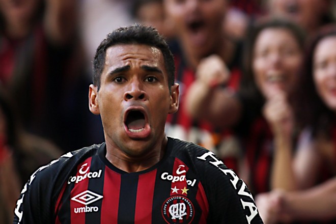 Ederson comemora o gol do título: não deve ficar no Atlético-PR | /Albari Rosa/Gazeta do Povo