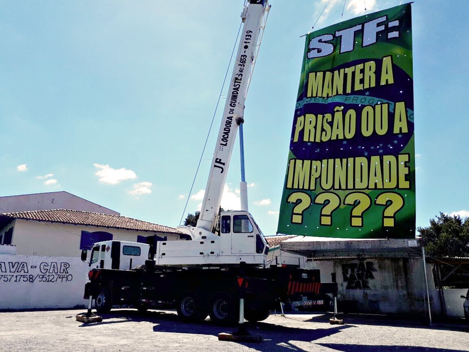 Guindaste com a faixa cobrando o STF no entorno da Polícia Federal em Curitiba. | Raquel Derevecki/Gazeta do Povo