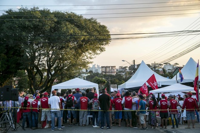 Manifestantes estão acampados desde a prisão d e Lula, no dia 7 de abril. Protestos pedem soltura do ex-presidente | Marcelo Andrade/Gazeta do Povo