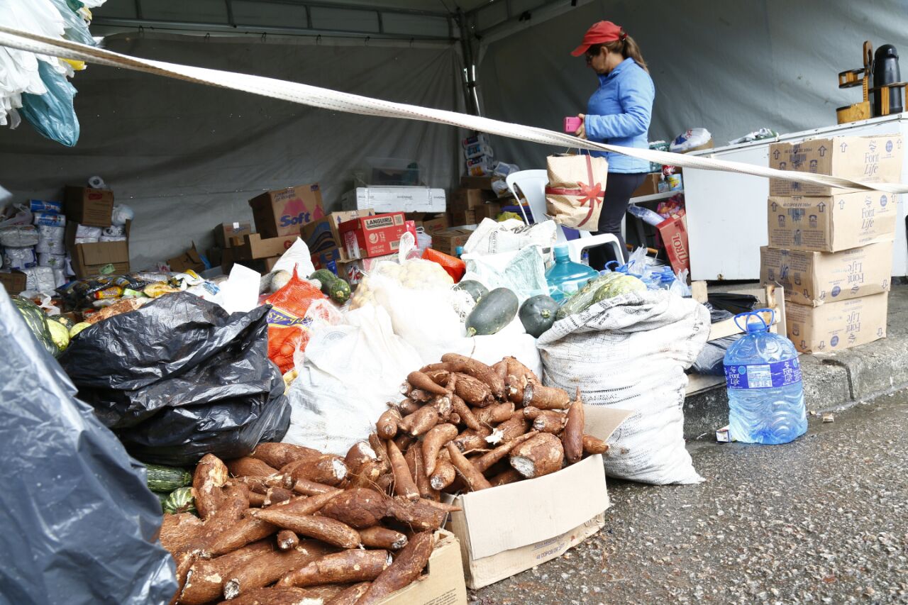 Manifestante desmonta estrutura de barraca na região da PF | Aniele Nascimento/Gazeta do Povo