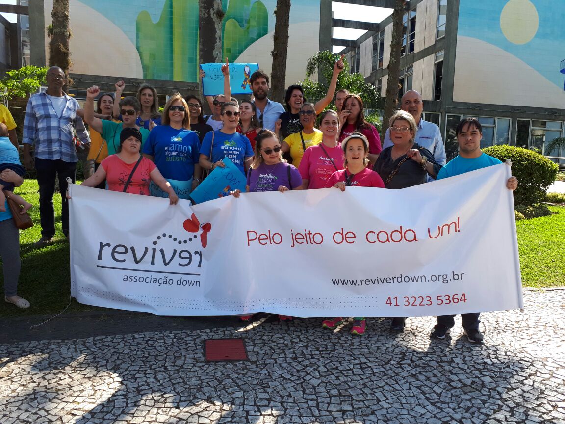 Famílias das quatro crianças com síndrome de Down que, a pedido da prefeitura, foram obrigadas pela Justiça a deixar o ensino infatil para entrarem  na educação fundamental. | Alex Silveira/Gazeta do Povo