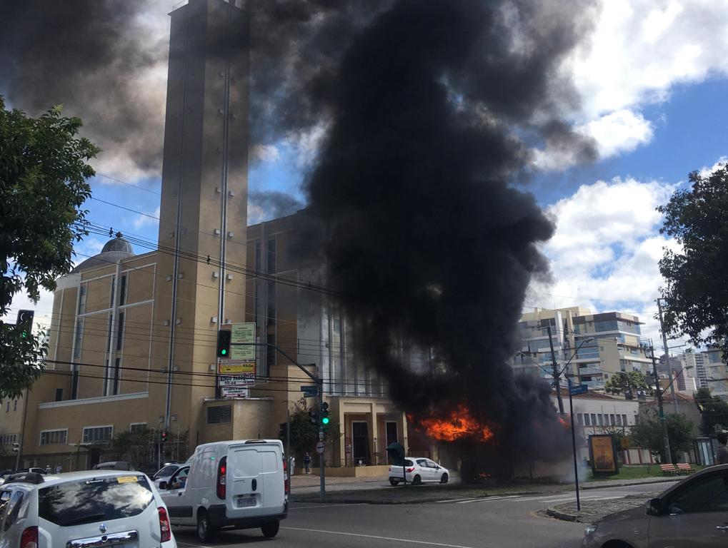 Fumaça do módulo pegando fogo chamou a atenção dos vizinhos no Água Verde. | Colaboração/João Victor Machado Wisniewski
