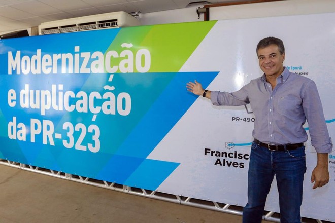 Richa em foto do dia 4 de abril, quando liberou recursos para obras de duplicação da PR-323. | AEN/Divulgação/ Arquivo