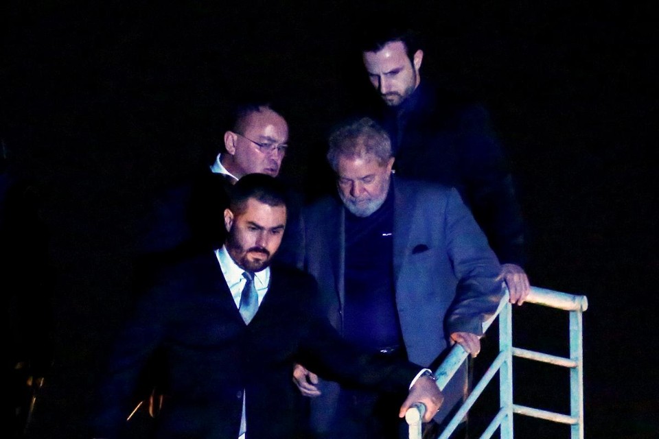 Lula continuará preso? Especialistas comentam Ex-presidente Lula chegando na sede da superintendência da Polícia Federal em Curitiba neste sábado (8) | HEULER ANDREYAFP