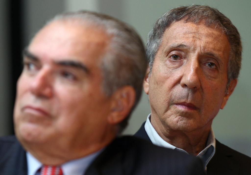 Abilio Diniz, ao fundo da imagem, ficou cinco anos no comando da empresa. | SM/af/STRINGER/BRAZIL