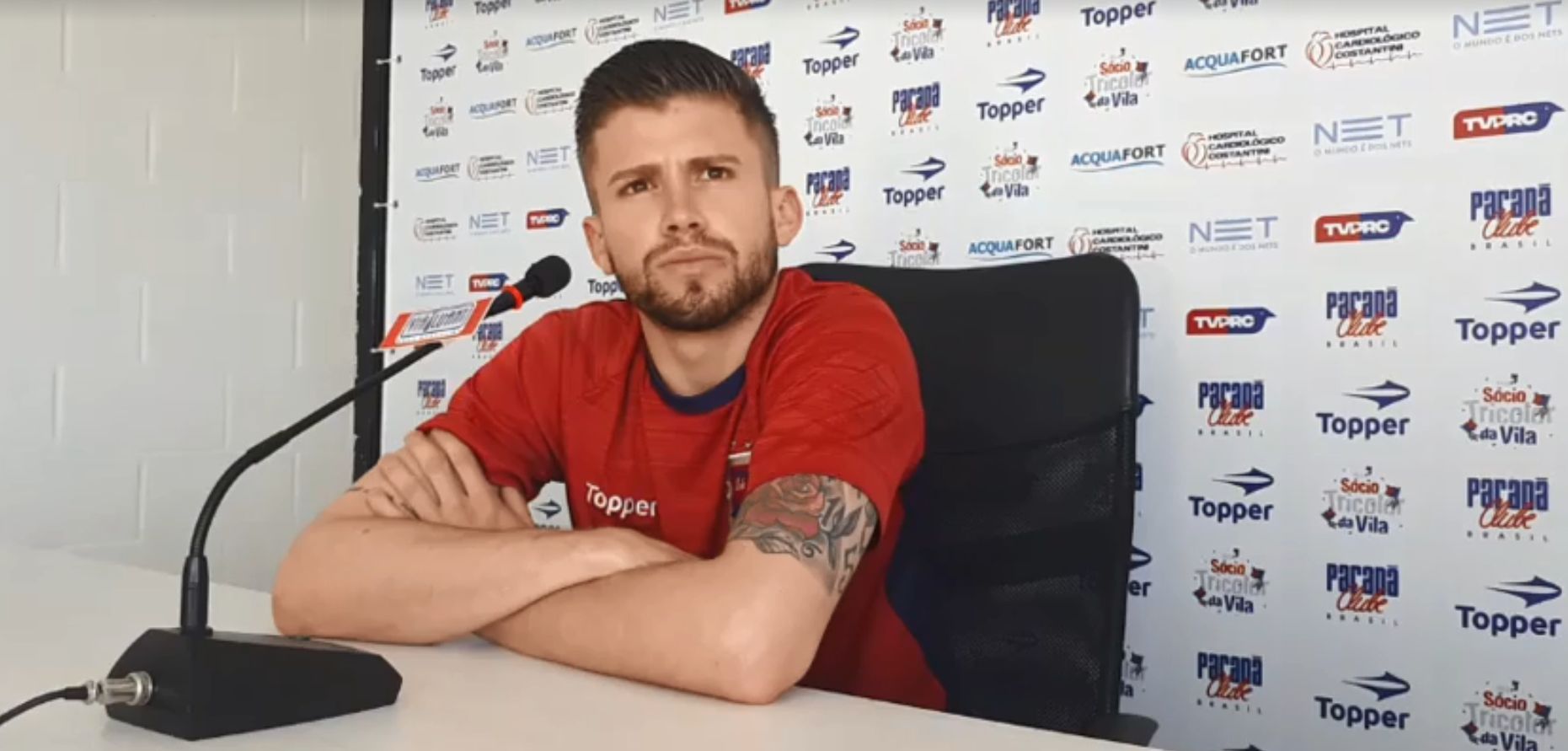 Caio Henrique, reforço do Paraná Clube, fala com jornalistas. | /Reprodução Meu Paraná, Meu Tricolor (Facebook)