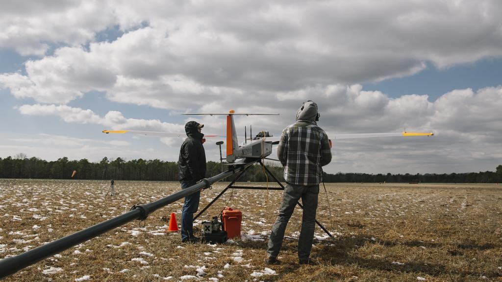 Anthony Distefano (à esq.), engenheiro da American Aerospace, e Ryan Archer, piloto de drones, montaram um drone a gás para um voo de teste nos Estados Unidos em março