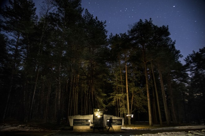 O memorial para os 70 mil judeus que foram executados na floresta perto de Vilnius | 