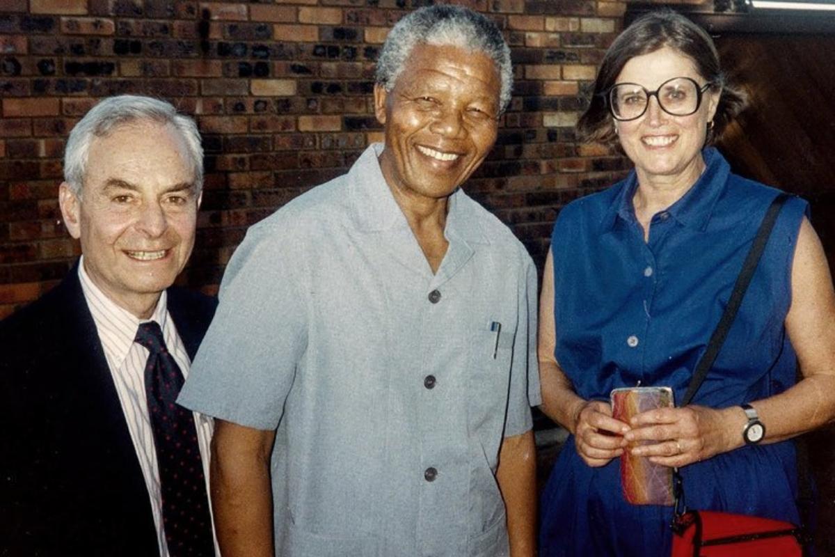 Herbet Kaiser (E) e sua esposa, Joy, em visita à Nelson Mandela em Soweto, na África do Sul | Reprodução/Twitter