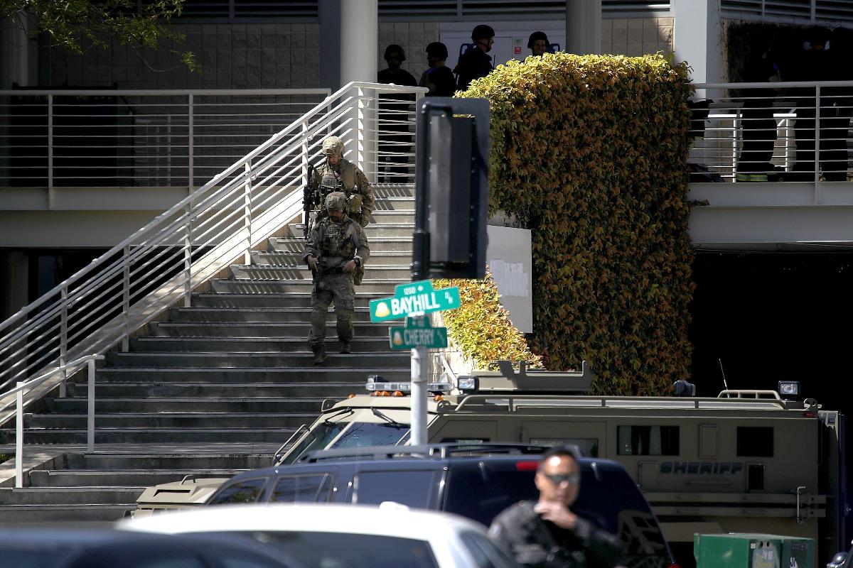 A polícia sai da sede do YouTube em 3 de abril de 2018 em San Bruno, Califórnia. Uma mulher abriu fogo na instalação, ferindo quatro pessoas antes de se suicidar, segundo as autoridades. | JUSTIN SULLIVANAFP