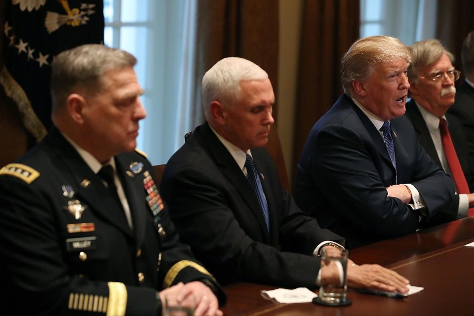 Mike Pence, o segundo à esquerda, participa de reunião sobre a Síria com Donald Trump | MARK WILSON/AFP
