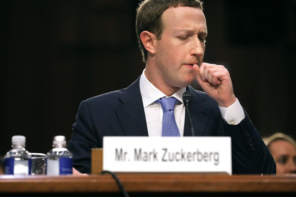O co-fundador do Facebook Mark Zuckerberg testemunha perante uma audiência combinada do Comitê Judiciário e de Comércio do Senado Americano, em 10 de abril de 2018, em Washington, DC. Zuckerberg, de 33 anos, foi chamado para testemunhar depois que foi relatado que 87 milhões de usuários do Facebook tiveram suas informações pessoais coletadas pela consultoria britânica Cambridge Analytica | CHIP SOMODEVILLAAFP