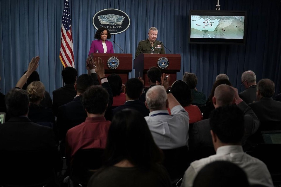 A porta-voz do Pentágono, Dana White (à esq.), e o tenente-genral da marinha, Kenneth MacKenzie (à dir.), durante uma coletiva de imprensa | ALEX WONG/AFP