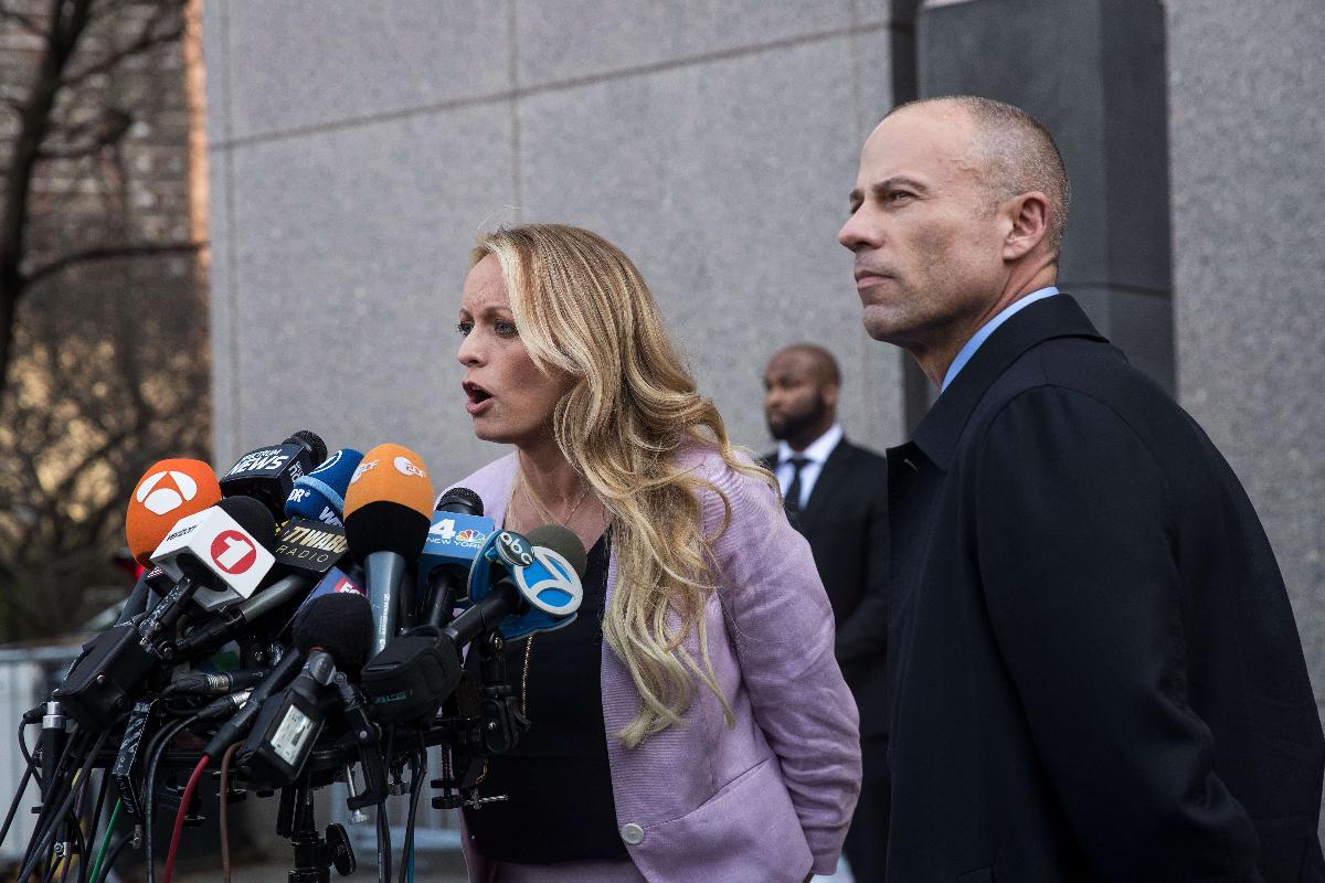A atriz Stephanie Clifford, conhecida como Stormy Daniels, e seu advogado, Michael Avenatti, falam à imprensa após saírem de uma audiência, em Nova York | Drew Angerer/
AFP