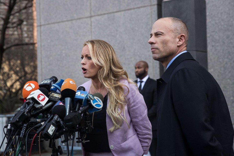 A atriz Stephanie Clifford, conhecida como Stormy Daniels, e seu advogado, Michael Avenatti, falam à imprensa após saírem de uma audiência, em Nova York | Drew Angerer/
AFP