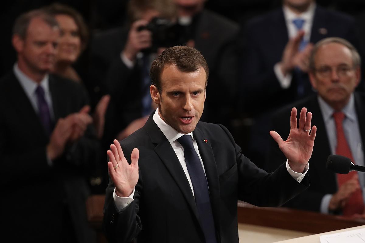 Macron ‘mimetizou’ o slogan do presidente norte-americano “Make America Great Again”, dizendo que ‘precisamos fazer nosso planeta grande de novo’ | WIN MCNAMEE/AFP