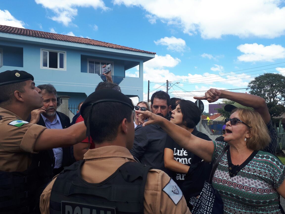 Deputada Manoela D’Ávila (PC do B) no momento em que um partidário de Bolsonaro a ofende perto da Polícia Federal. | Angieli Maros/Gazeta do Povo