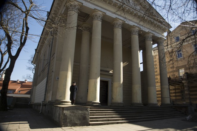 A Igreja Reformada Evangélica em Vilnius, cujos degraus são feitos de lápides de cemitérios judaicos | 