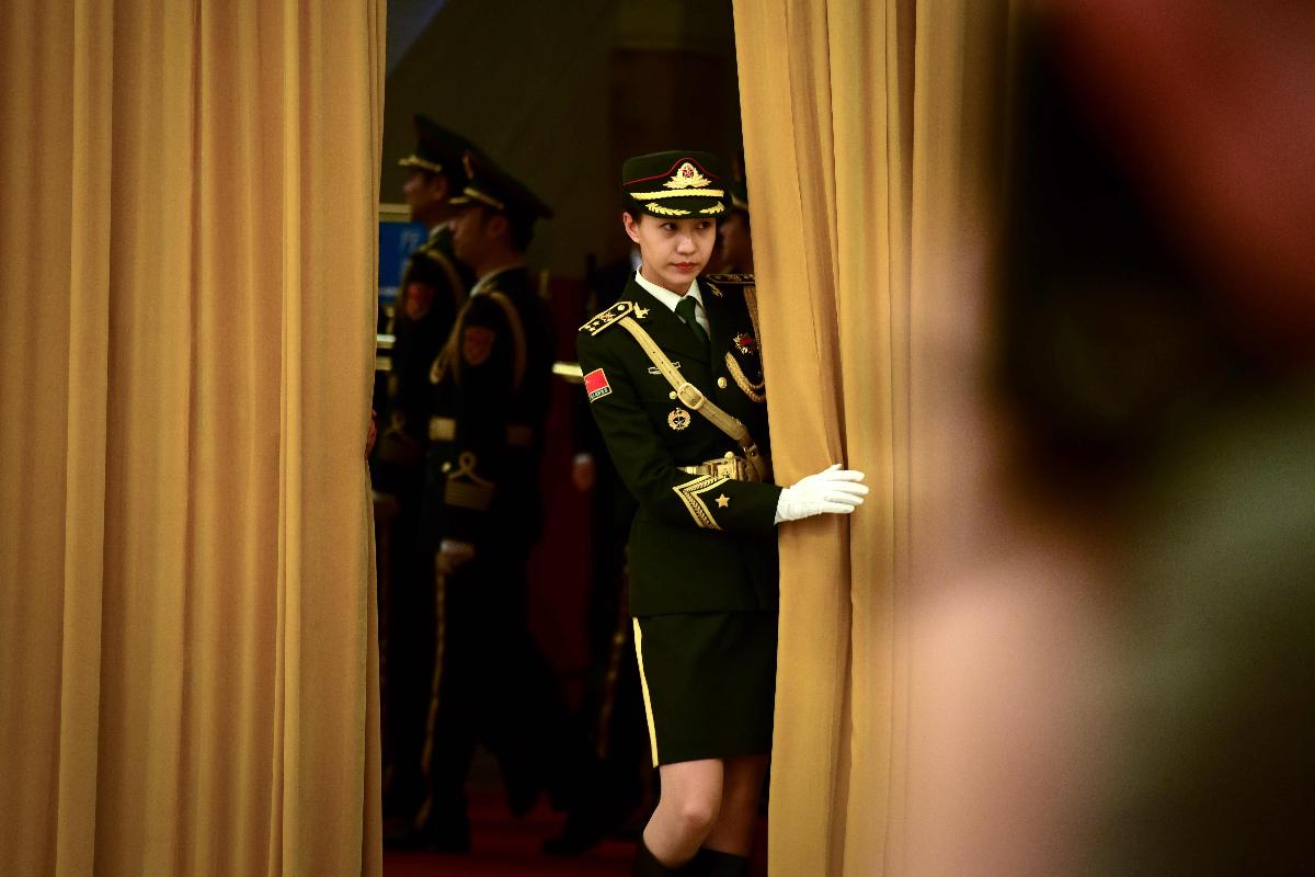 Integrante da Guarda de Honra chinesa se prepara para evento no Grande Salão do Povo, em Pequim. | Wang Zhao/
AFP