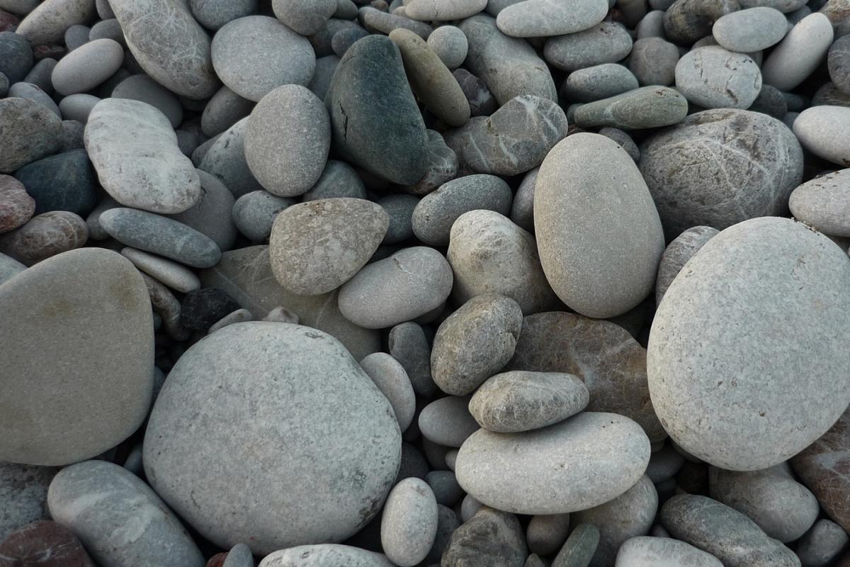 Todas as salas de aulas estão equipadas com baldes com pedras do rio. |