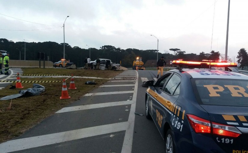 Apesar da dimensão do acidente, não houve bloqueios porque o veículo parou no canteiro do trevo de acesso a Tijucas do Sul | PRF PR/Divulgação