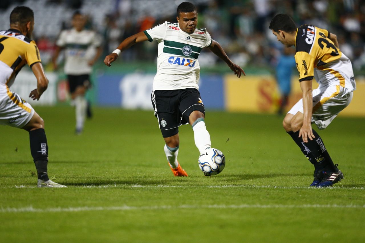 Yan Sasse demorou apenas 49 segundos em campo para fazer o gol da vitória do Coritiba. Foto: Jonathan Campos/Gazeta do Povo | Jonathan Campos/Gazeta do Povo/