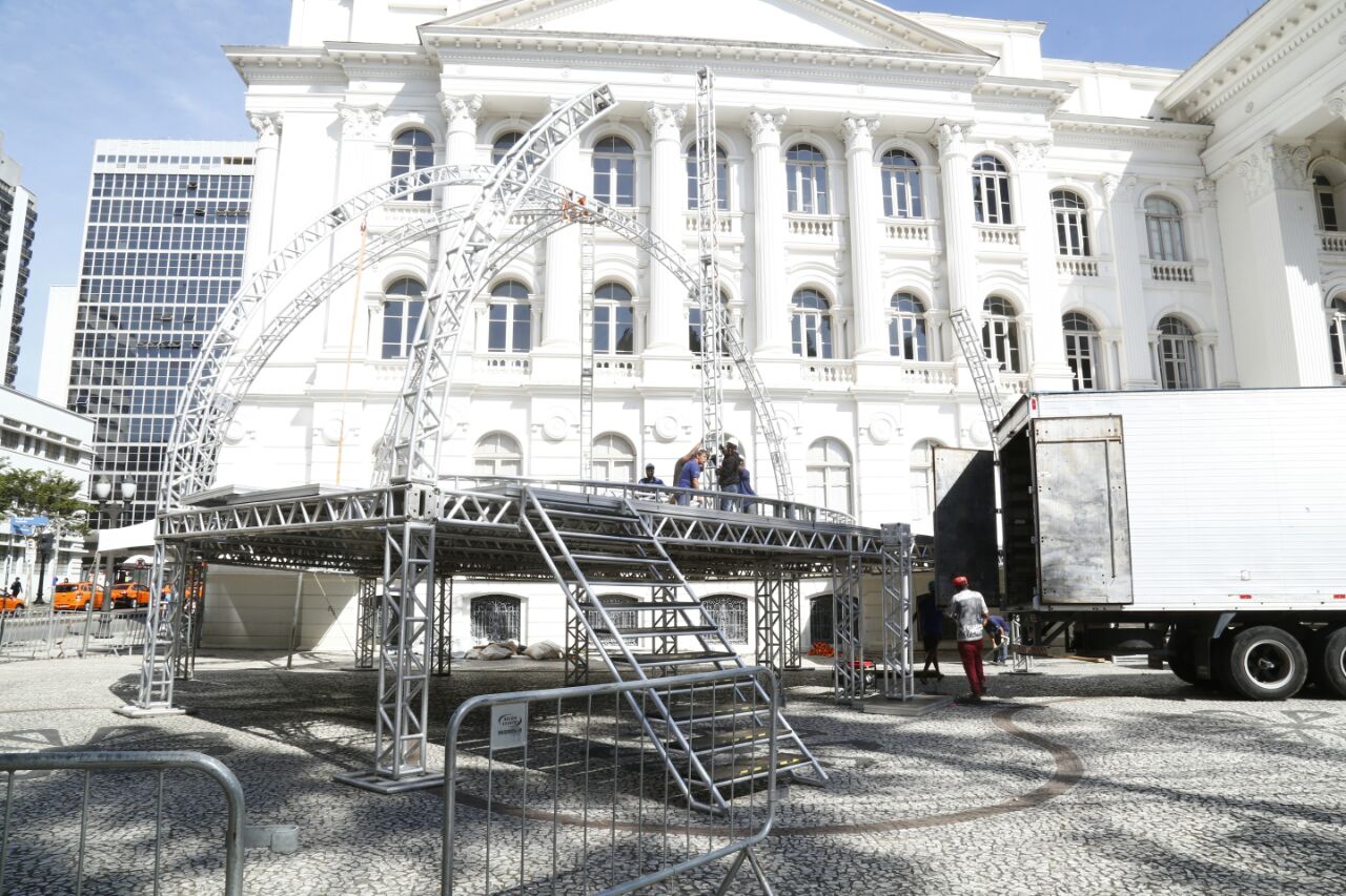 Palco de ato na Santos Andrade começou a ser montado nesta segunda | Aniele Nascimento/Gazeta do Povo