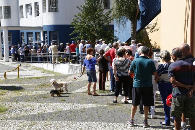 Na Unidae Ou vidor Pardinho, cerca de 100 pessoas formaram fila para receber a vacina na manhã desta segunda-feira. | Aniele Nascimento/Gazeta do Povo