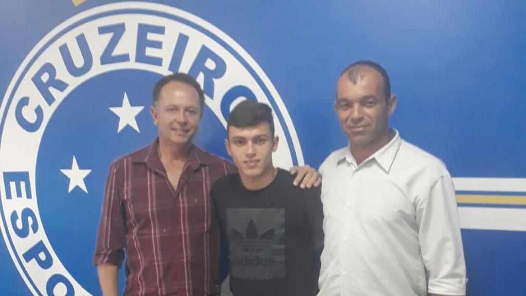 Atacante durante a assinatura de contrato com a Raposa | /Divulgação/Futpres