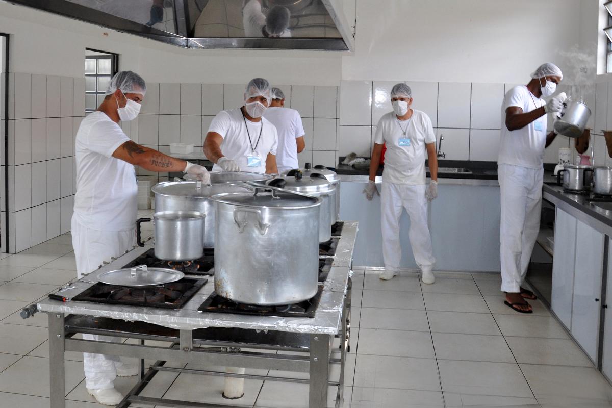 Recuperandos trabalham na cozinha da Apac de São João del-Rei (MG). Modelo de presídio não tem guardas. | Divulgação/CNJ