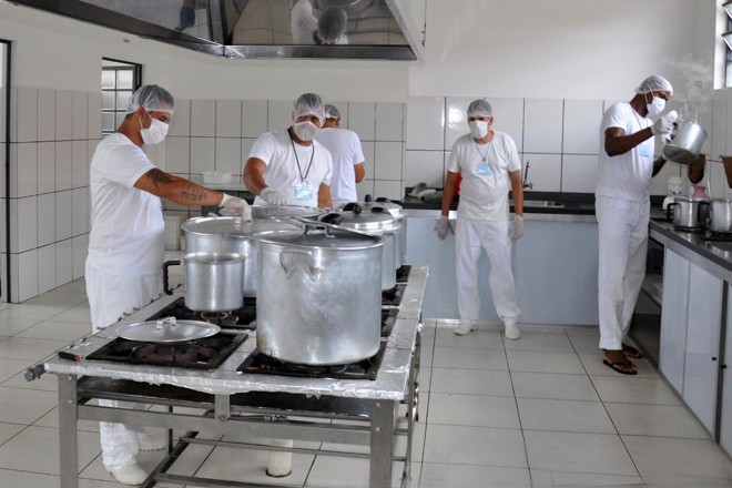 Recuperandos trabalham na cozinha da Apac de São João del-Rei (MG). Modelo de presídio não tem guardas. | Divulgação/CNJ