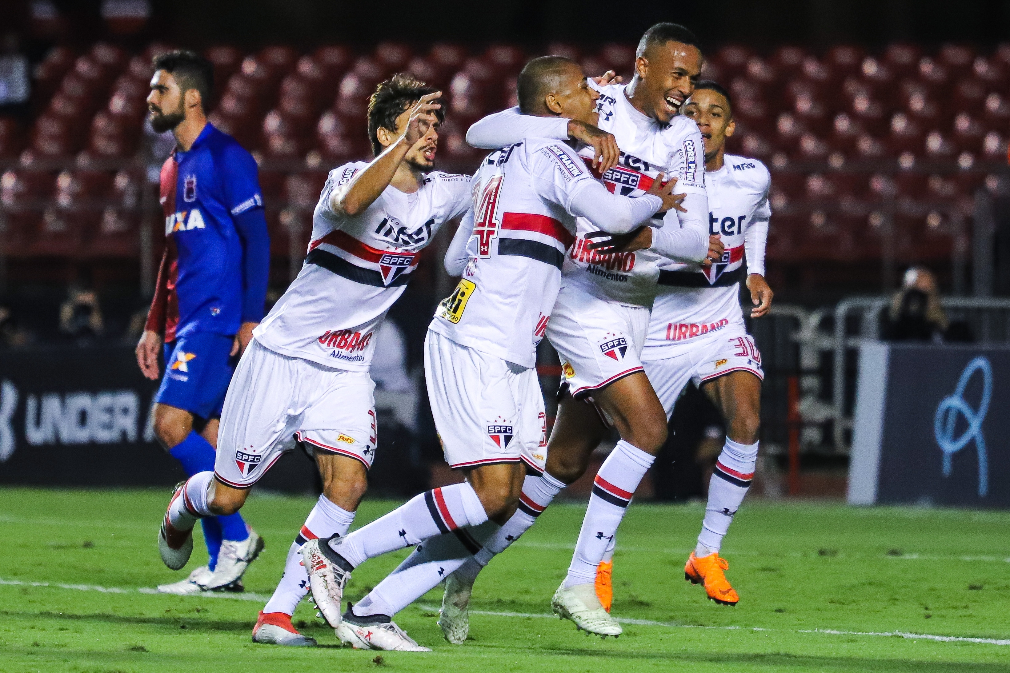 Bruno Alves comemora com o restante do elenco do São Paulo o gol da vitória do time paulista. | MARCELLO FIM/RAW IMAGE/ESTADÃO CONTEÚDO/
