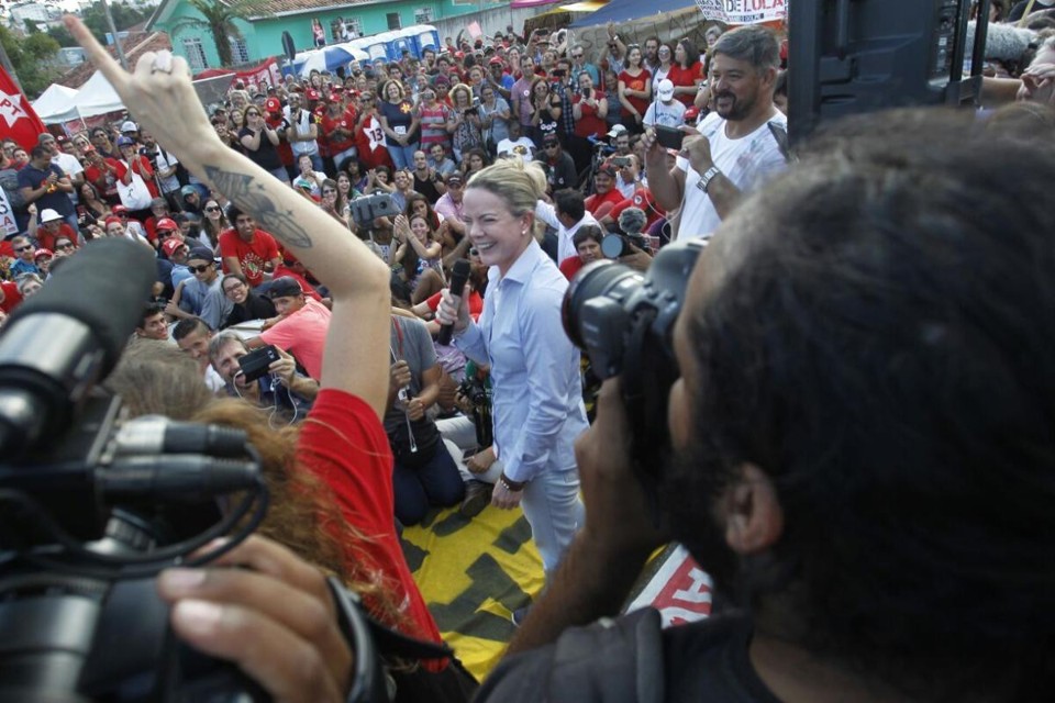 Após choque com polícia, manifestantes pró-Lula se aglomeram perto da PF “O mundo está vendo o golpe contra a democracia”, disse a senadora e presidente do PT Gleisi Hoffmann | Daniel CaronGazeta do Povo