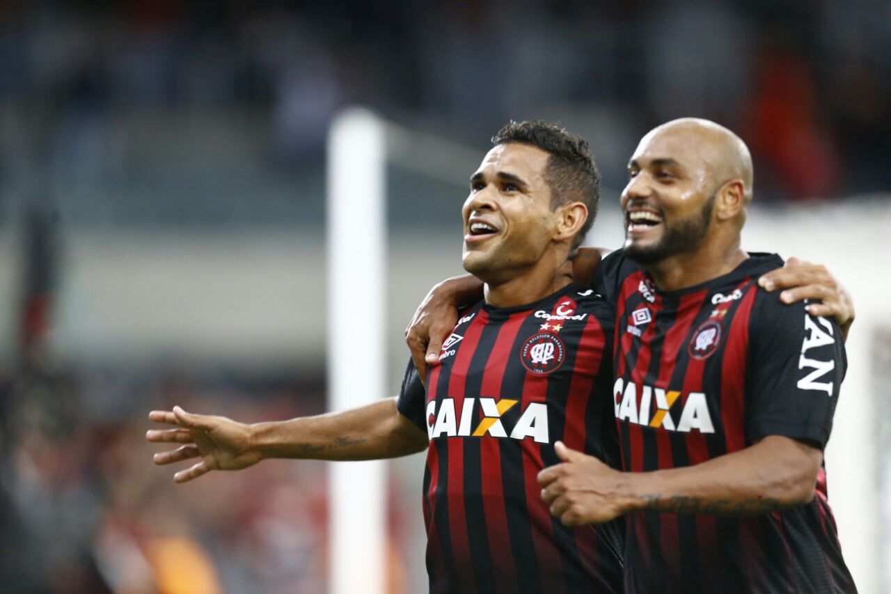 Ainda sem contrato renovado, Ederson celebra contra a Chape | Felipe Rosa/Gazeta do Povo