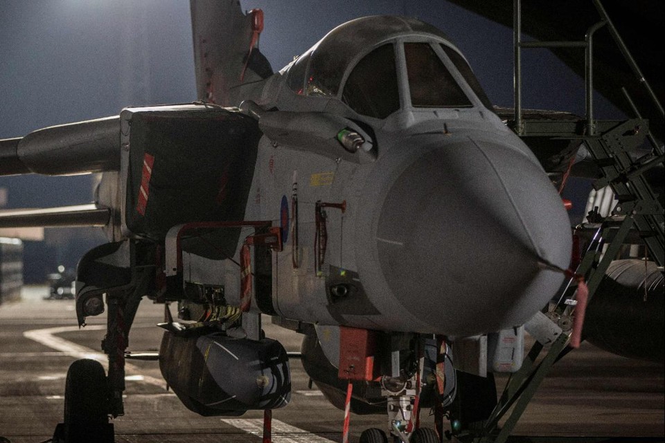 Foto divulgada pelo Ministério da Defesa britânico (MOD) em 14 de abril de 2018, mostra um avião Tornado GR4 da Royal Air Force (RAF) com dois mísseis Storm Shadows embaixo dele antes de decolar da base britânica RAF Akrotiri, no Chipre, como parte de uma missão para realizar ataques contra Síria. Os Estados Unidos, a Grã-Bretanha e a França realizaram uma onda de ataques contra o regime de Bashar Assad, em resposta a um ataque de armas químicas | CPL L MATTHEWS/AFP