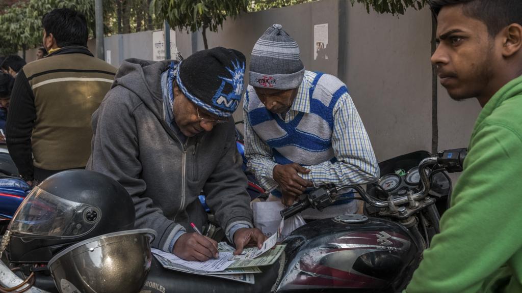 Índia está digitalizando impressões digitais, olhos e faces de seu 1,3 bilhão de habitantes, um programa chamado de Aadhaar | The New York Times/NYT