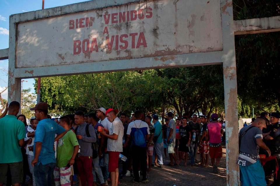Refugiados venezuelanos esperam em fila para conseguir comida de voluntários na praça Simón Bolívar, em Boa Vista, Roraima, Brasil | MAURO PIMENTEL/
AFP