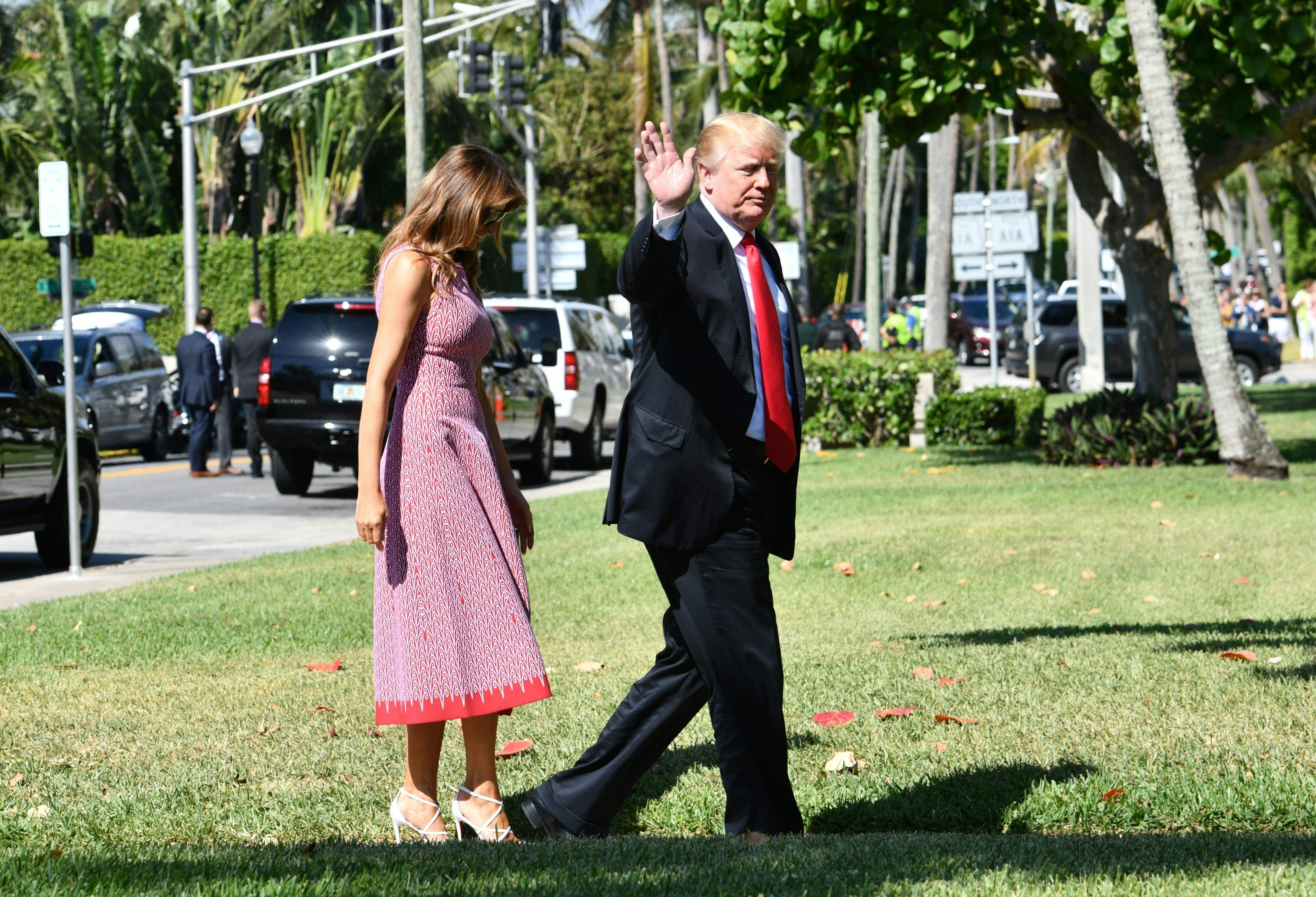 Trump e a primeira-dama Melania: visita à Flórida, estado com uma grande comunidade de imigrantes, no dia em que anunciou medida anti-imigração. | Nicholas Kamm/AFP