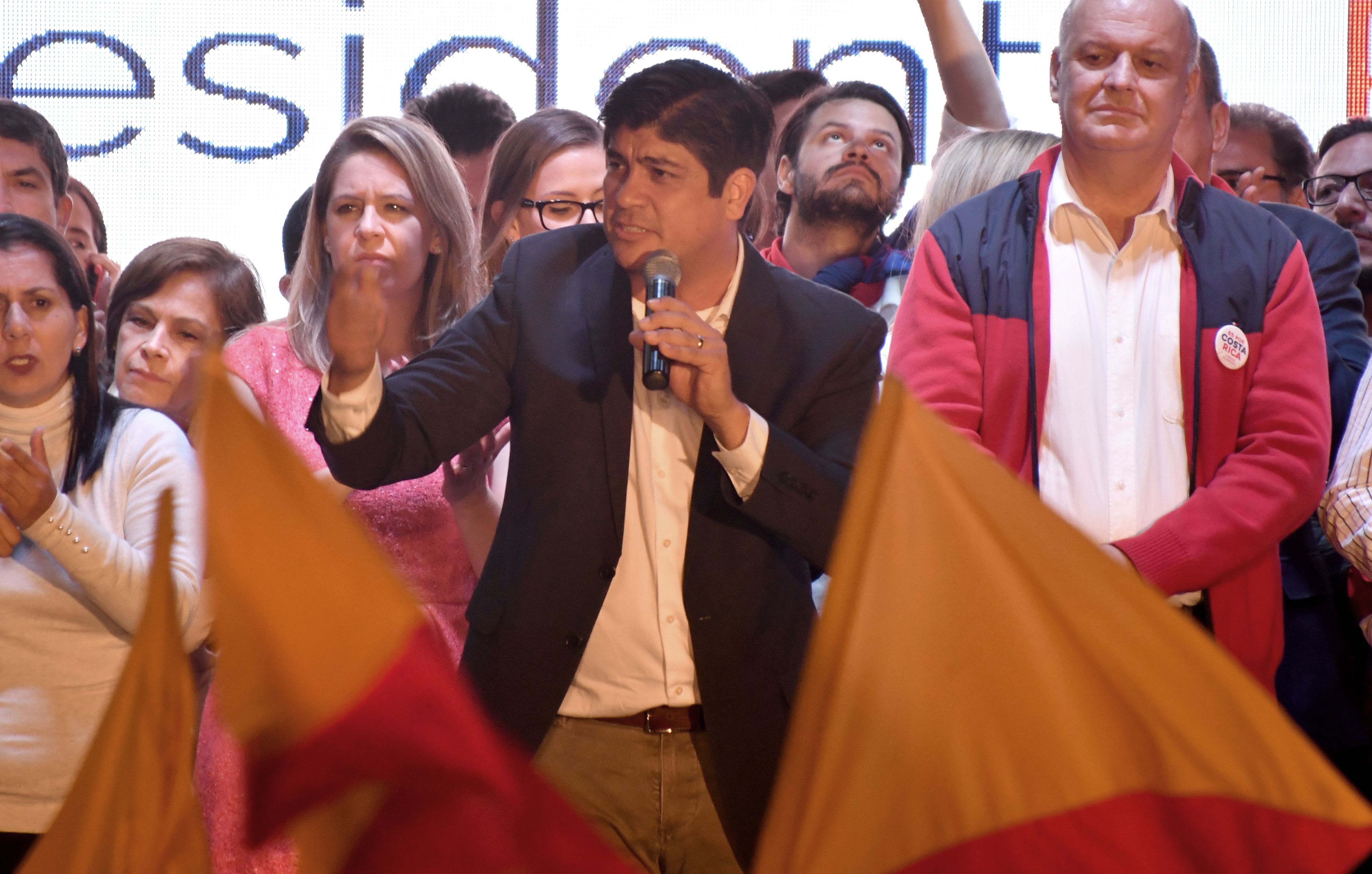 Com 95% das urnas apuradas, o candidato governista Carlos Alvarado somava mais de 60% dos votos | Ezequiel Becerra/AFP