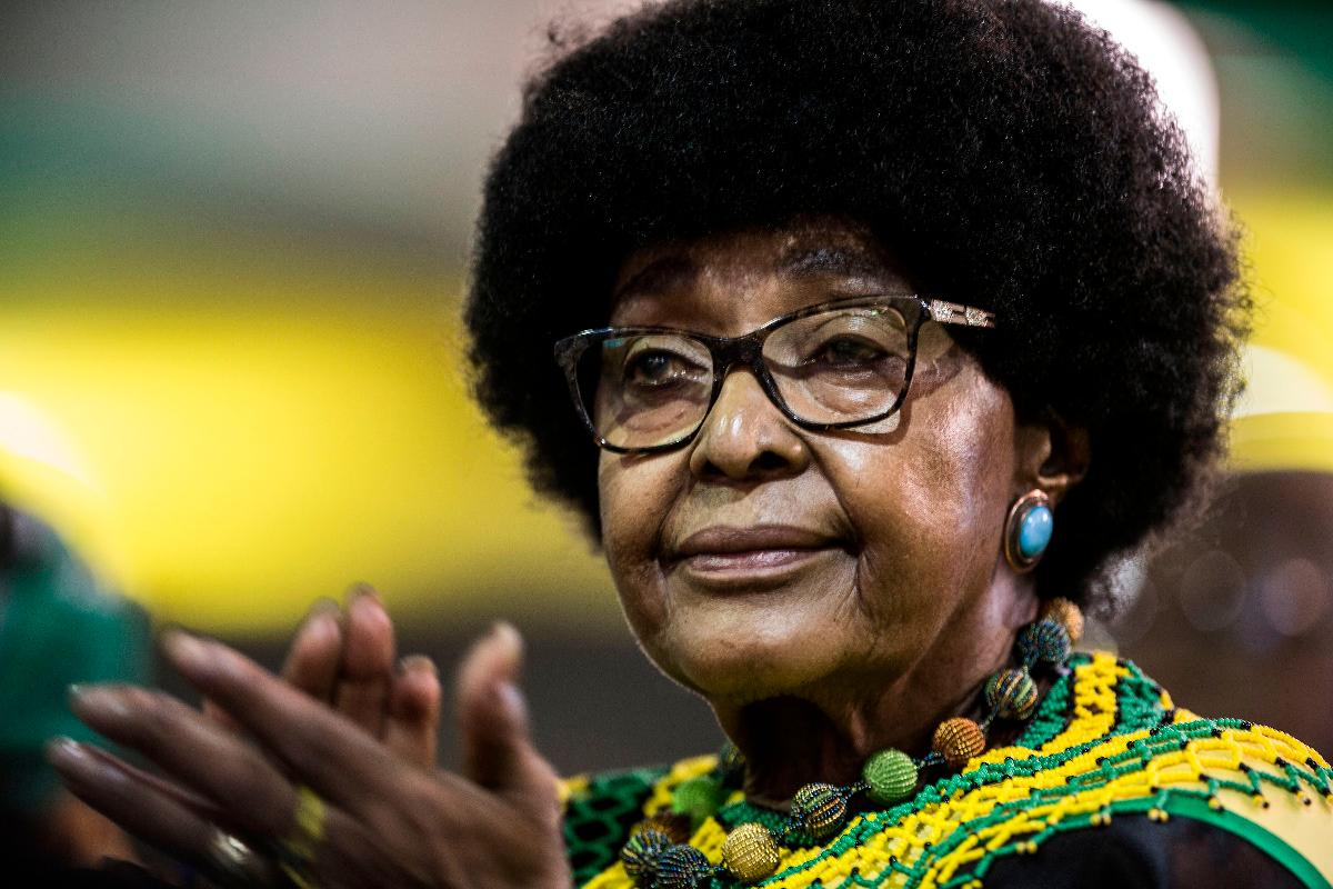 Madikizela-Mandela lutou incansavelmente pela libertação de Nelson Mandela e pelos direitos de sul-africanos negros, sofrendo anos de detenções, proibições e prisão pelas autoridades brancas | GULSHAN KHAN/AFP