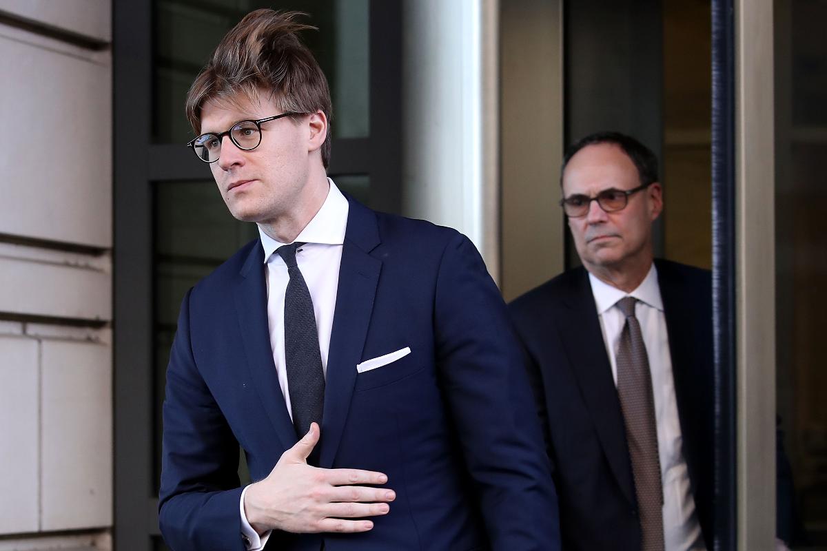 O advogado Alex van der Zwaan deixa o tribunal após se declarar culpado de fazer declarações falsas aos investigadores | WIN MCNAMEE/AFP