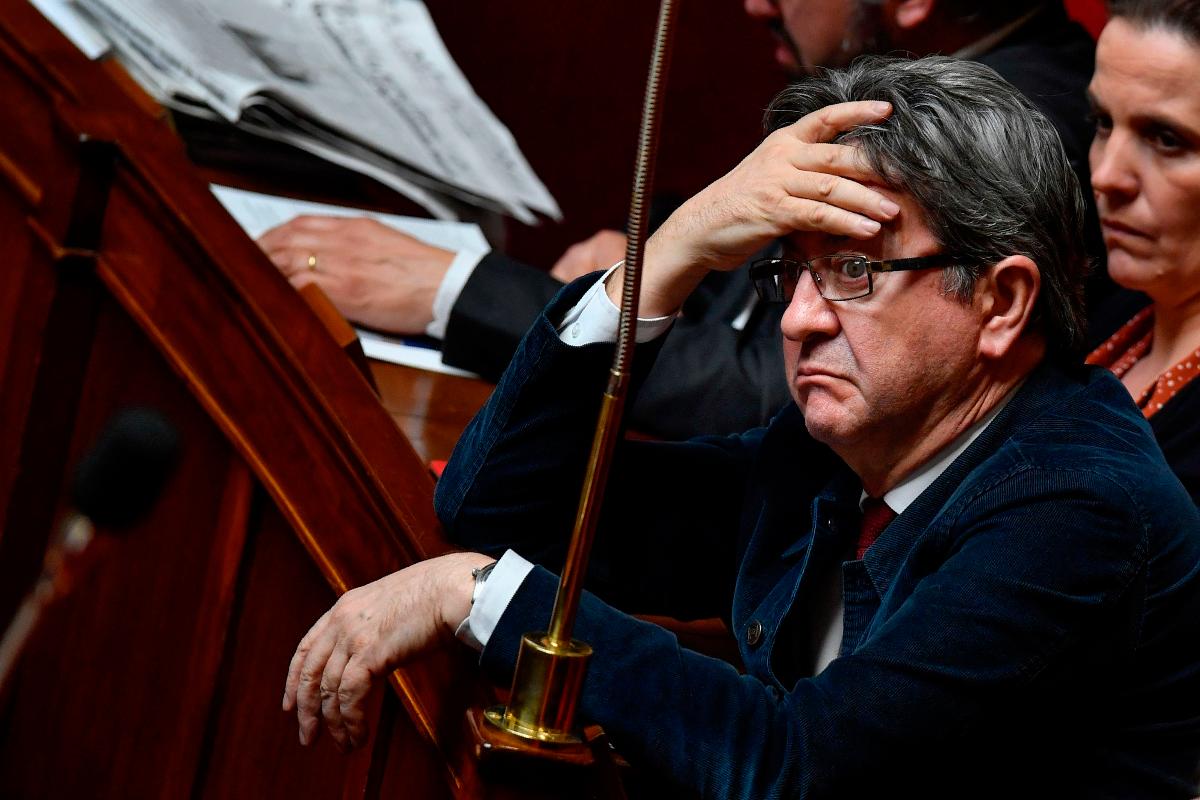 O acúmulo de mandatos eletivos consecutivos também será limitado. Na foto, Jean-Luc Melenchon, líder do partido esquerdista La France Insoumie (LFI), durante uma sessão parlamentar | GERARD JULIEN/AFP