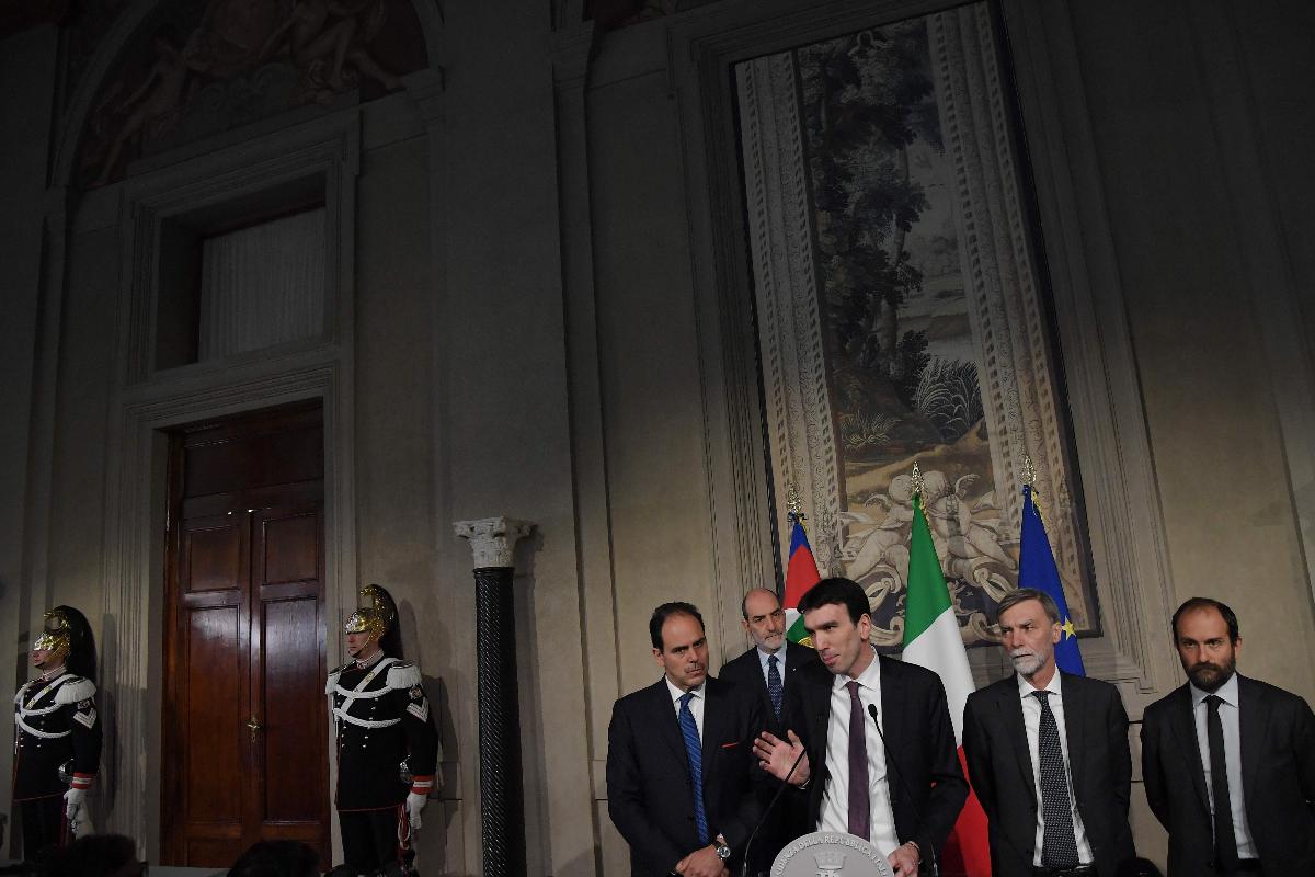 O atual presidente disse concordou em refletir durante alguns dias antes de convocar uma segunda rodada de consultas | TIZIANA FABI/AFP