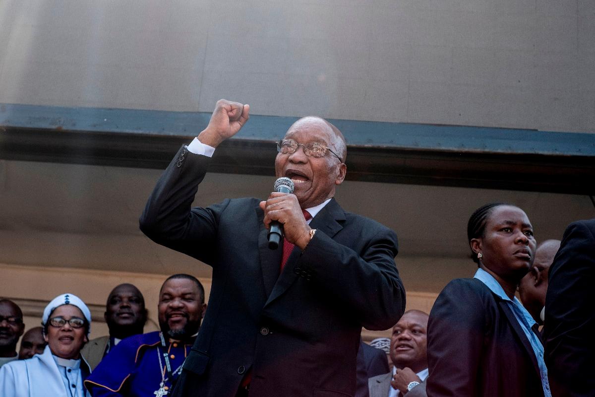 O ex-presidente sul-africano Jacob Zuma fala com apoiadores do lado de fora do tribunal | MARCO LONGARI/AFP
