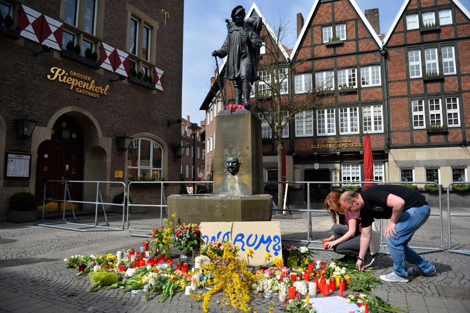 Homem que matou duas pessoas e atropelou mais de 20 na Alemanha agiu sozinho Pessoas deixam flores no local da cidade de Münster, onde ocorreu o incidente | MICHAEL GOTTSCHALK/AFP