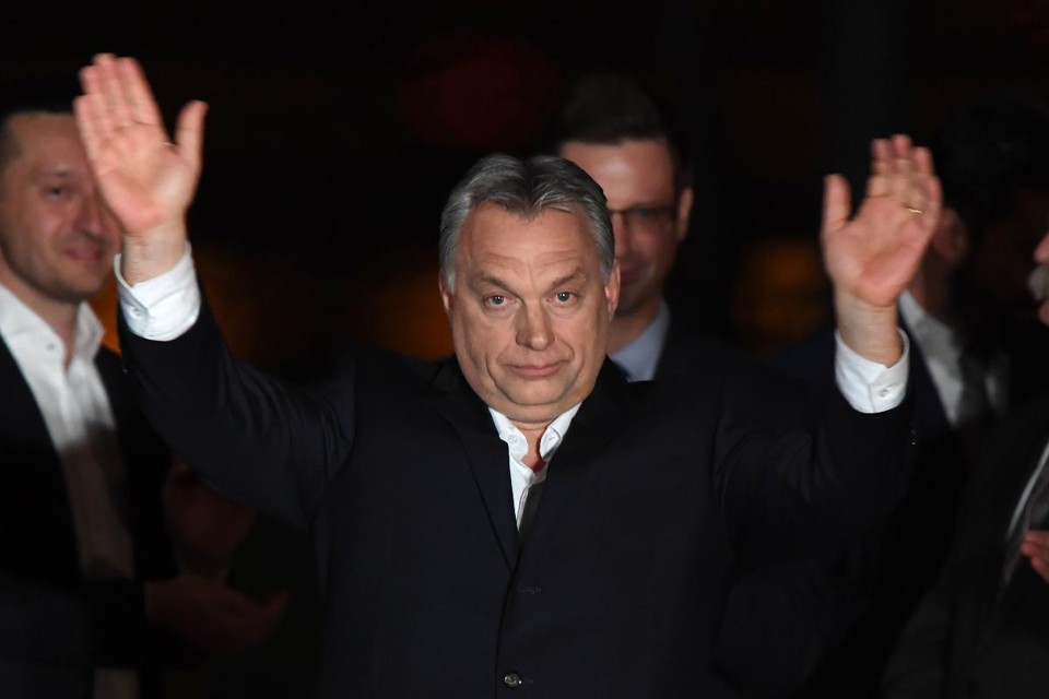 O primeiro-ministro da Hungria Viktor Orbán celebra a vitória das eleições parlamentares | ATTILA KISBENEDEK/AFP