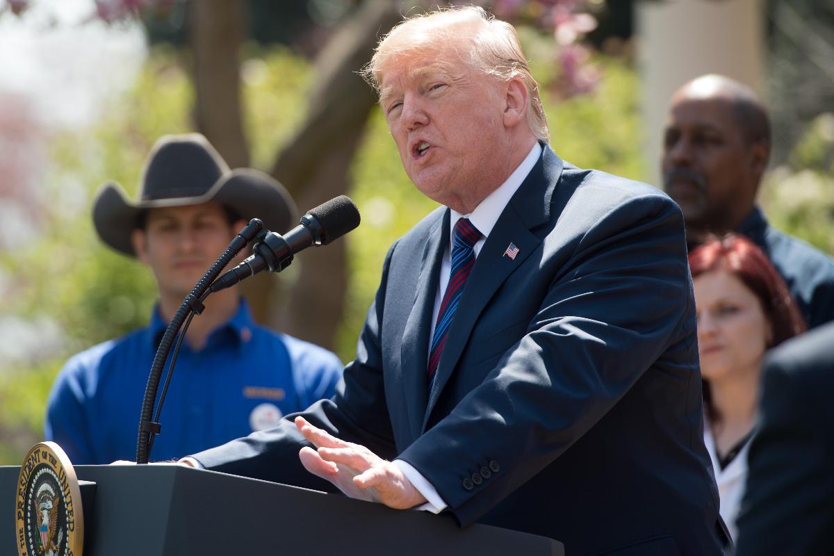 Presidente dos Estados Unidos, Donald Trump, disse a representantes do alto escalão do governo que deve avaliar o reingresso dos EUA no TPP | SAUL LOEBAFP