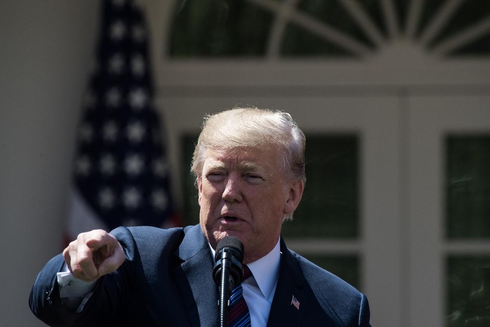Em seu perfil no Twitter, Trump escreveu que o regime de Bashar al-Assad deveria "estar pronto" porque os mísseis "estão chegando" | NICHOLAS KAMM/
AFP