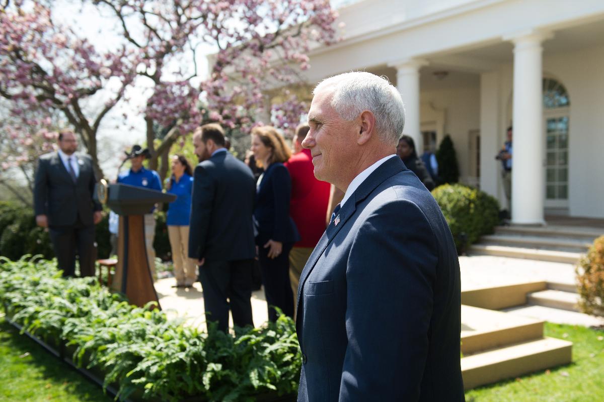 O vice-presidente dos Estados Unidos, Mike Pence, chega ao discurso do presidente dos Estados Unidos, Donald Trump, sobre cortes de impostos durante um evento com trabalhadores americanos no Rose Garden da Casa Branca em Washington, DC, 12 de abril de 2018. | SAUL LOEB/AFP